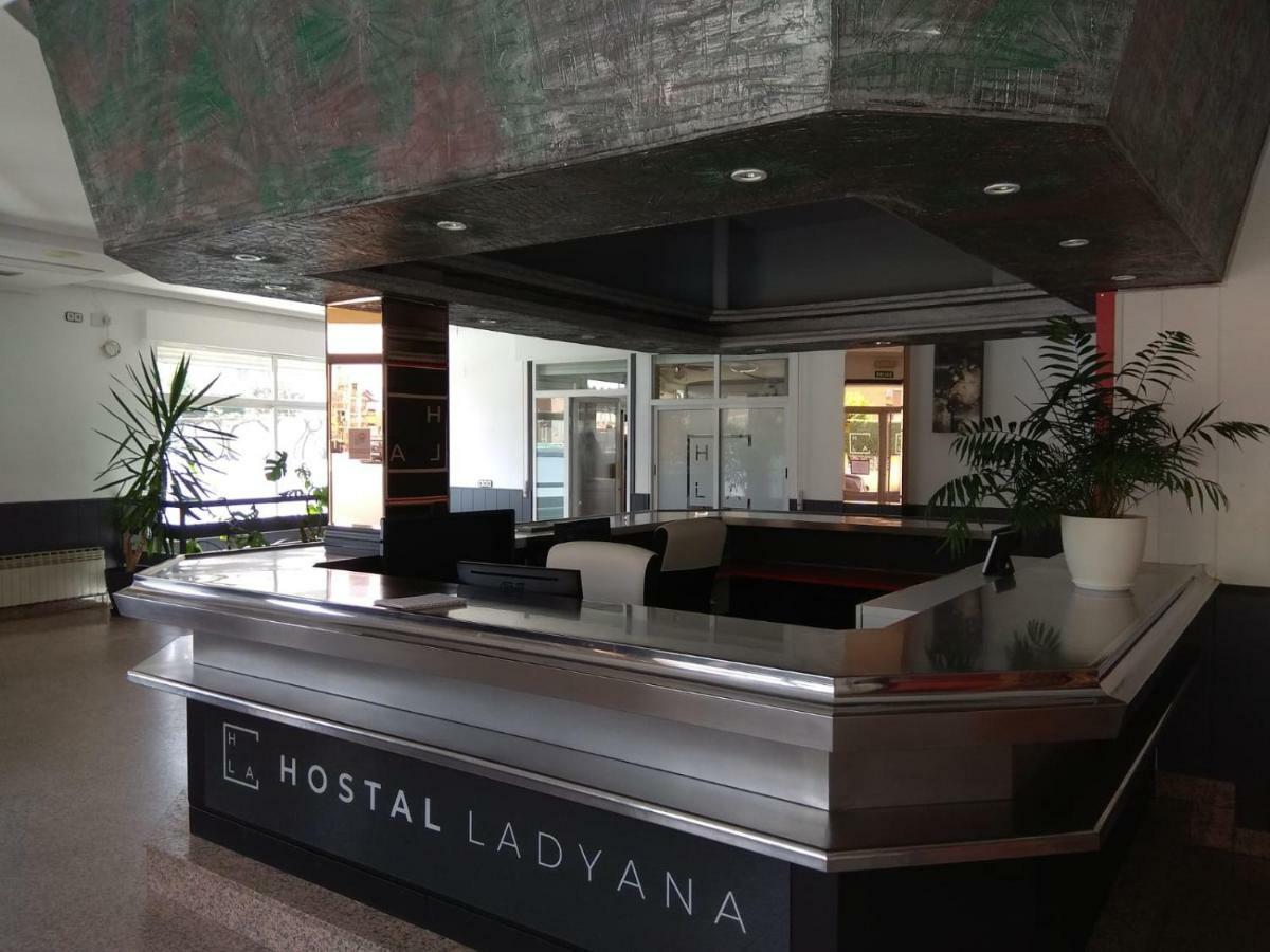 Hostal Lady Ana Maria Collado Villalba Esterno foto