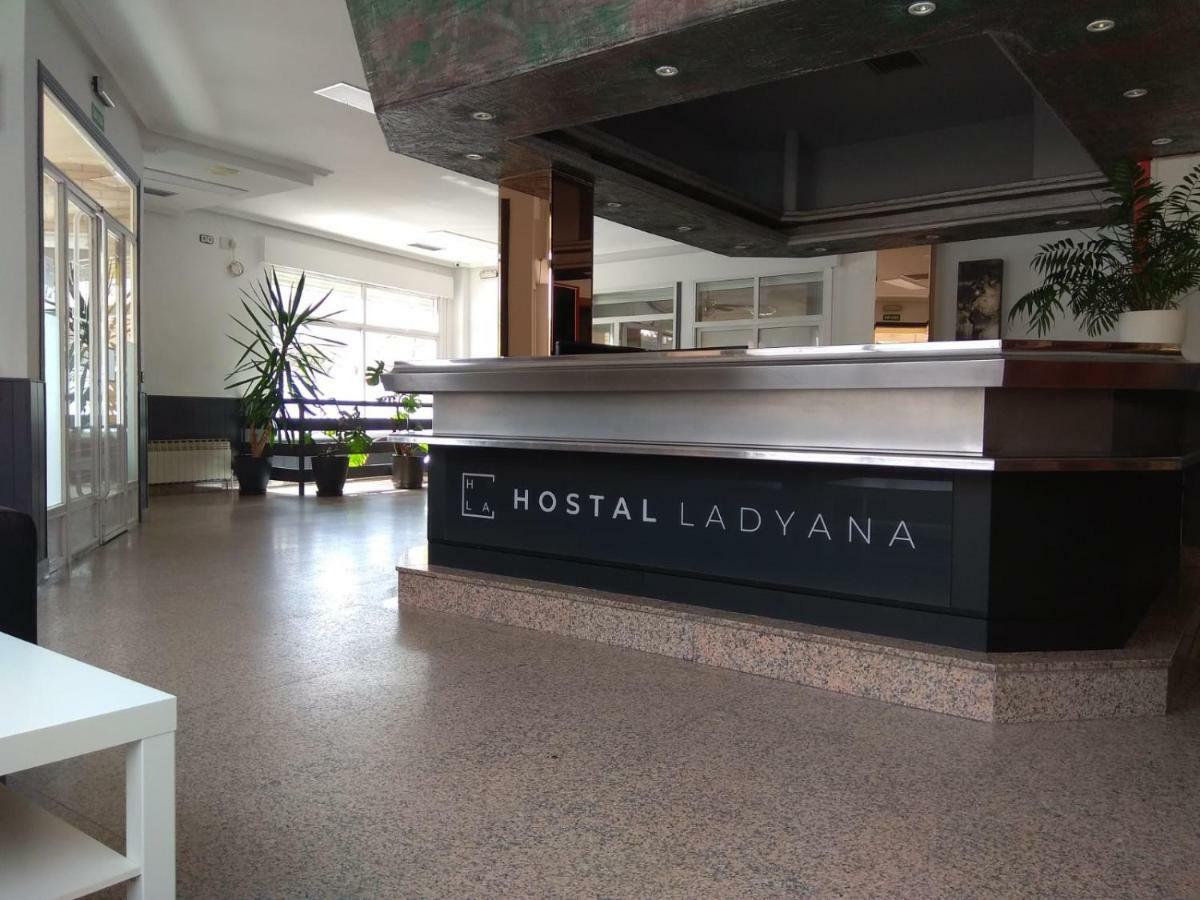 Hostal Lady Ana Maria Collado Villalba Esterno foto